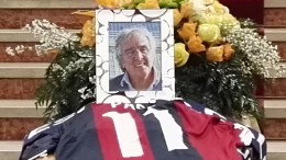 Il feretro coperto dalla maglia del Bologna