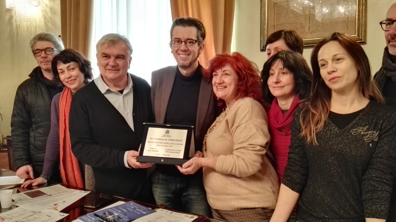 L'assessore Di Iacovo, consegna una targa al Florian