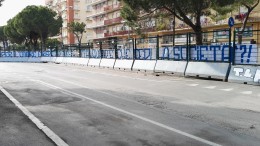 Lo striscione di protesta fuori lo stadio nei confronti del presidente Sebastiani