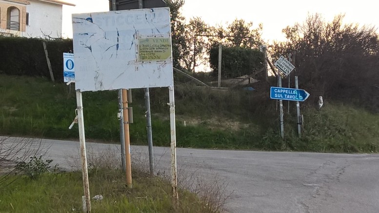 Una delle affissioni a Spoltore