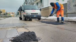 Una delle buche rinvenute dopo la nevicata