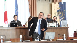 Il sindaco Alessandrini, durante il consiglio