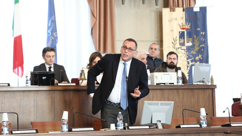 Il sindaco Alessandrini, durante il consiglio