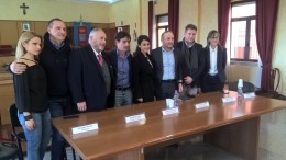 Pro-nella foto da sinistra a destra due persone del posto che avranno piccoli ruoli, poi Picone, Margiotta, Capobianco, il sindaco, Gagliardi, Rullo