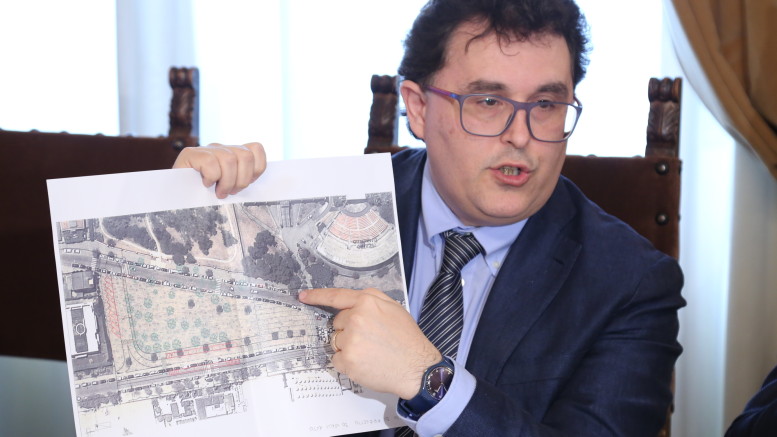 Un momento della conferenza stampa sui parcheggi