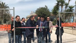 Il vice sindaco Blasioli, mentre taglia il nastro