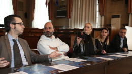 La conferenza stampa di performer