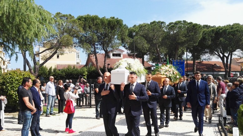 Il feretro della piccola Ludovica mentre entra in Chiesa