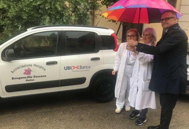 Il momento della consegna dell'autovettura