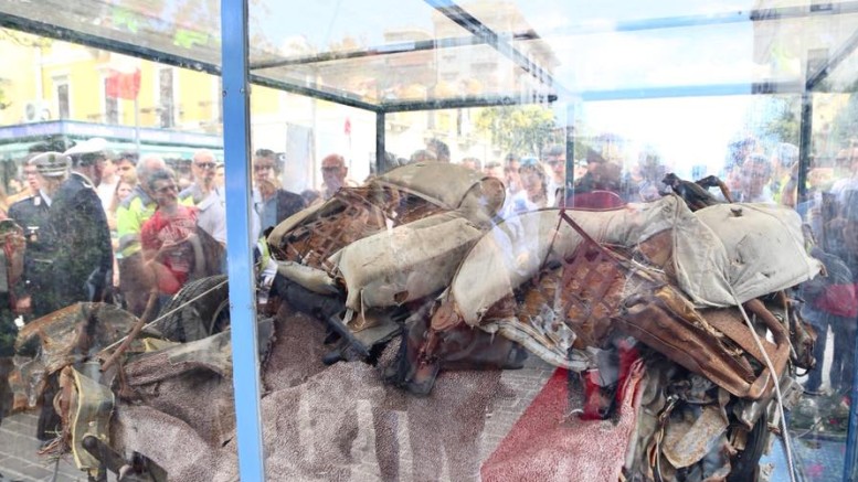 La teca con l'auto in cui viaggiava la scorta di Falcone