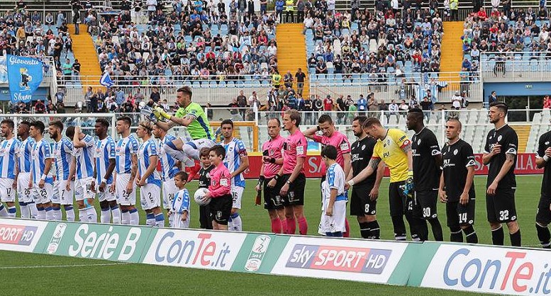 pescara e cesena all'ingresso sul campo