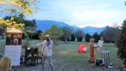 un violino in giardino