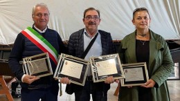 Luca Finocchio al centro con il sindaco di Lazise