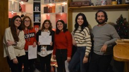 Giovani studentesse del progetto Parole e inchiostro ricevono gli attestati