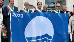 pescara bandiera blu, il sindaco masci ritira la bandiera