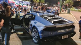 pulman azzurro polizia lamborghini