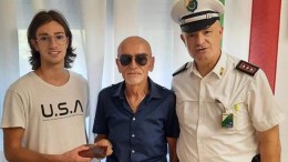 riccardo novelli che riconsegna il portafoglio a montesilvano