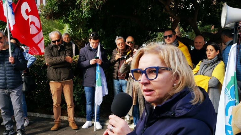 Presidio Sga davanti alla Prefettura di Pescara