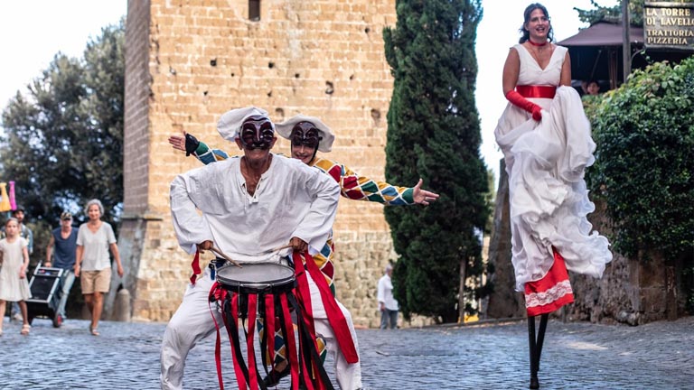 la parata di arlecchino e pulcinella