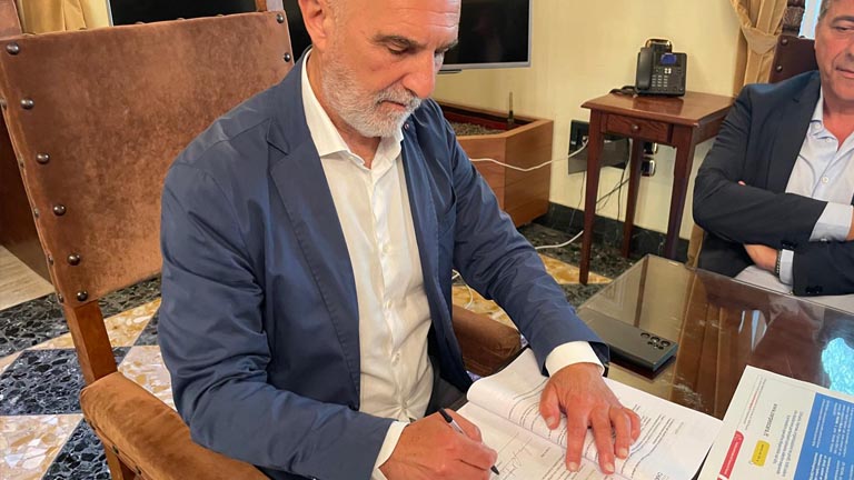 Il sindaco Masci alla firma