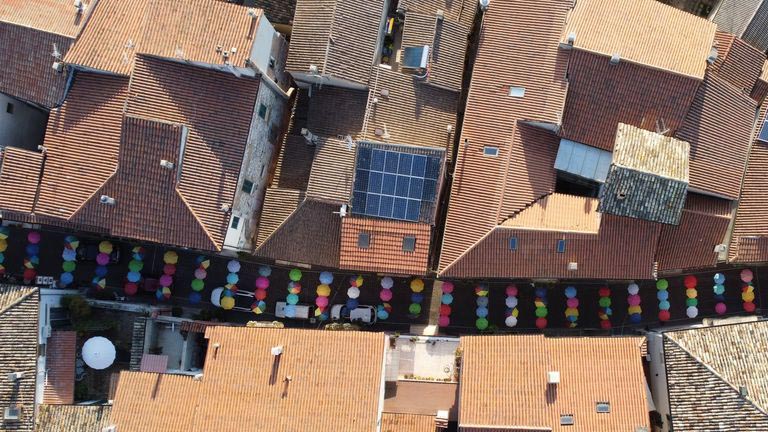 manoppello sotto gli ombrelli