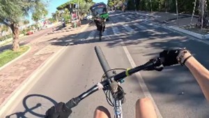 bikelife Sfide Spericolate in Bici tra Pedoni, Auto e Autobus