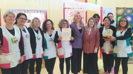 Con l'assessore Valeria Toppetti e Roberta Palmieri, il personale dell'asilo