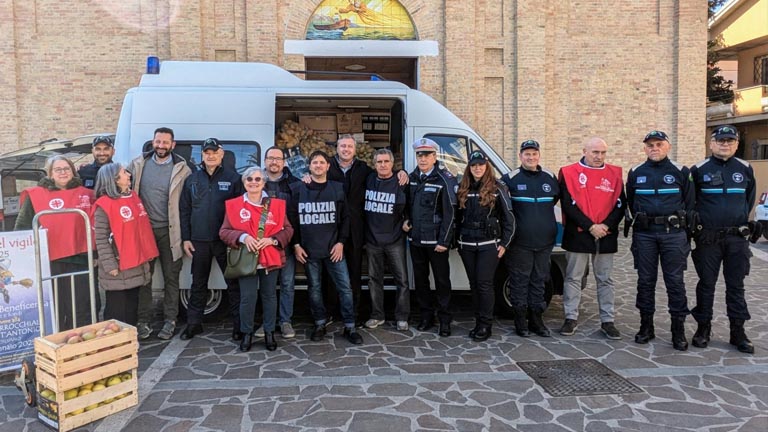 Montesilvano- Polizia Locale dona 13 quintali di beni alla Caritas