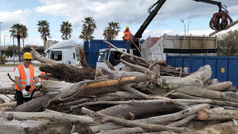 lavori di pulizia in spiaggia a Pescara