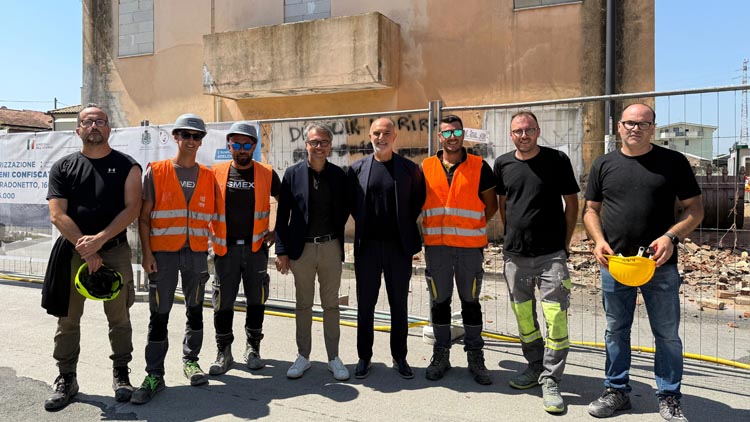 abbattimento case sequestrate alla criminalità di Pescara