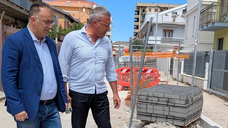 Montesilvano il sindaco in giro per cantieri