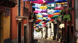 Manoppello sotto gli ombrelli