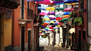 Manoppello sotto gli ombrelli