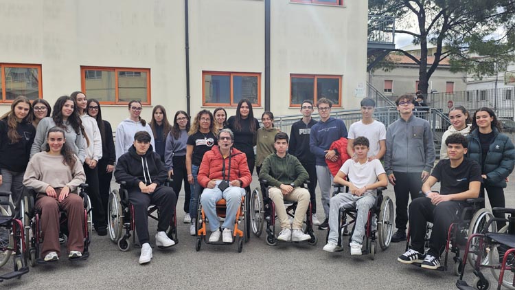 Pescara. Al Galilei tutti in sedia a rotelle