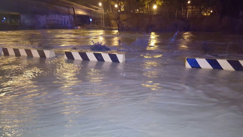 Il fiume Pescara rompe gli argini