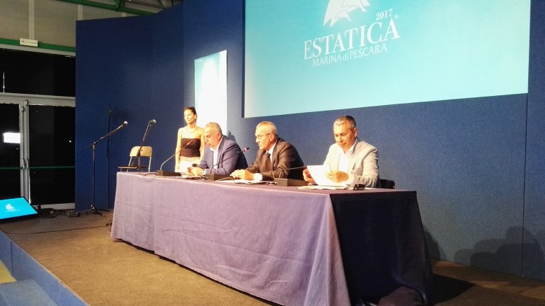 Conferenza stampa estatica
