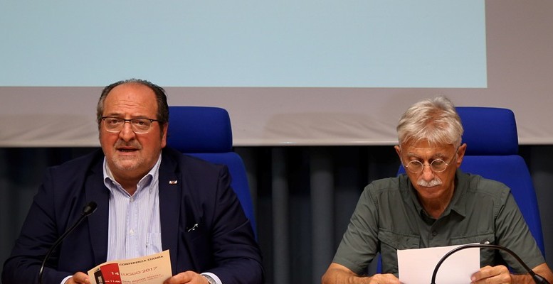 ll Sottosegretario Mazzocca nel corso della conferenza stampa con il dirigente Gerardini