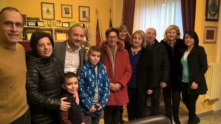 Il vincitore della borsa di studio insieme al sindaco Di Lorito