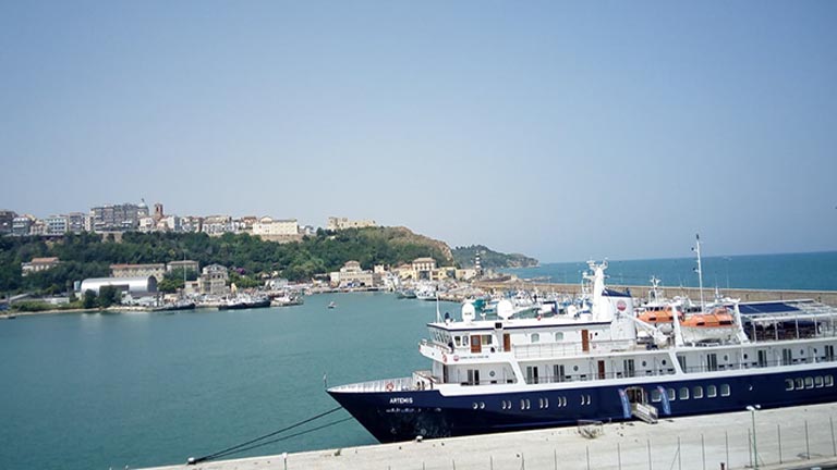 Artemis la nave al porto di Ortona