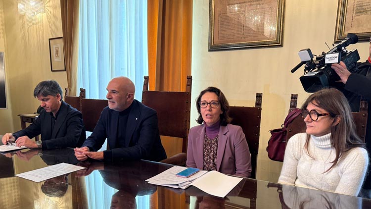 masci e altri in conferenza