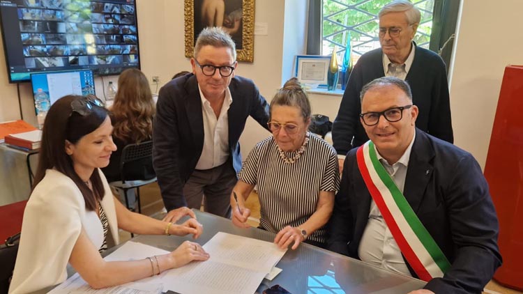 firma atto di acquisto. Da sin. notaio, Sign.ra Pallotta, sindaco De Martinis