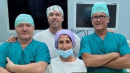 i chirurghi della UOSD di Penne e 2 immagini intraoperatorie con e senza fluorescenza di una paratiroid