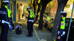 polizia locale durante dei controlli